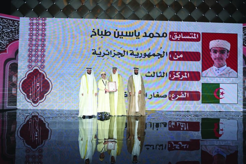 الوسمي مكرماً أحد الفائزين