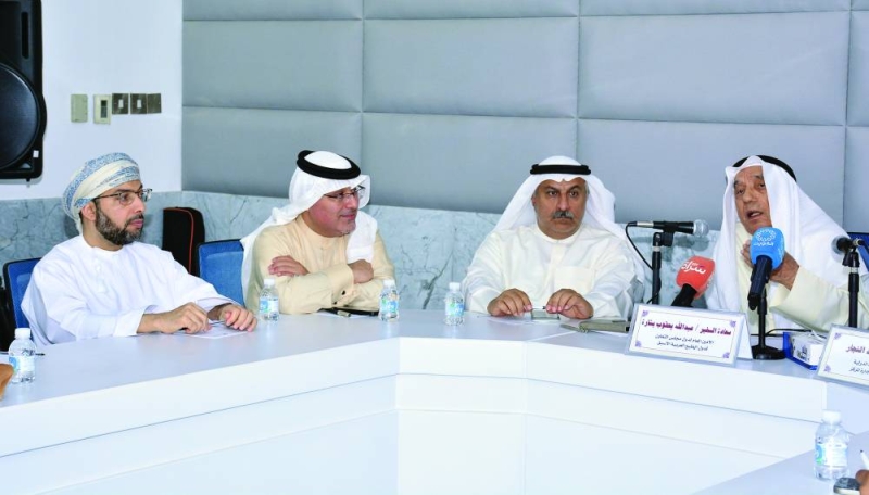 عبدالله بشارة متحدثاً 	(تصوير أسعد عبدالله) 