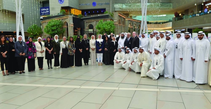 وزيرة الشؤون والعتل في صورة جماعية مع الحضور