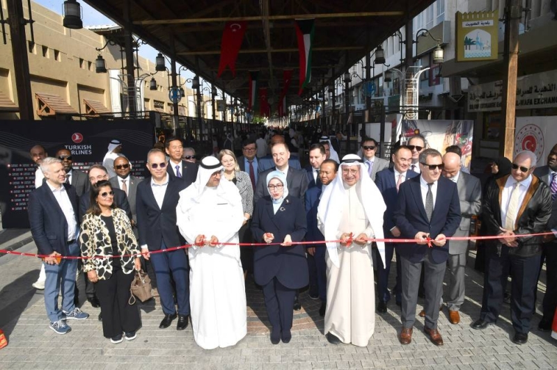 قص شريط افتتاح معرض المنتجات التركية في سوق المباركية