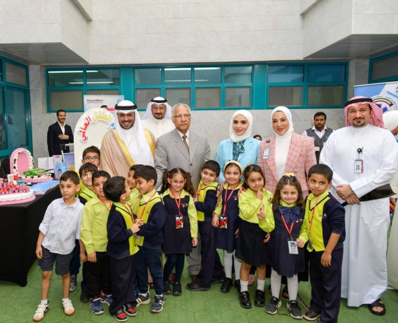 المحافظ في لقطة جماعية مع حضور معرض يوم الطفل