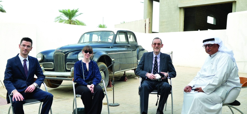 


ستيفين وابناه ريتشارد وإليزابيث مع الزميل خالد الشرقاوي في بيت ديكسون 