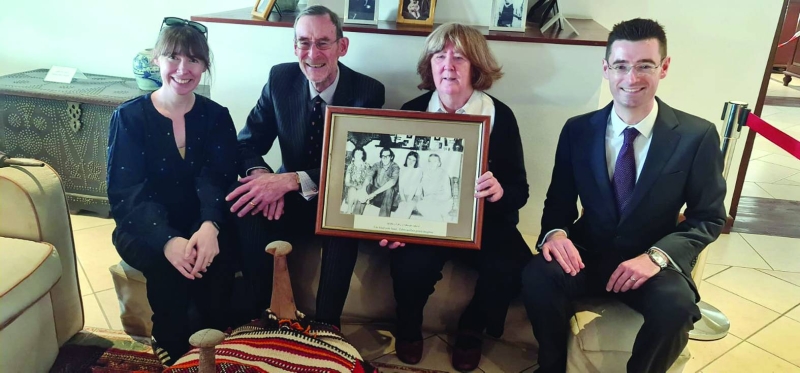 


بيني تحمل صورة تجمعها مع ستيفن وأمها زهرة وجدتها أم سعود 