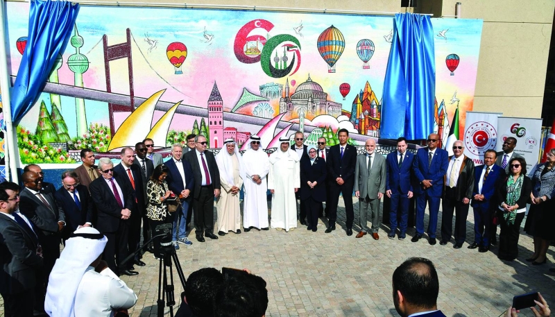 


الحضور الرسمي أمام الجدارية الرمزية الكويتية - التركية في سوق المباركية 