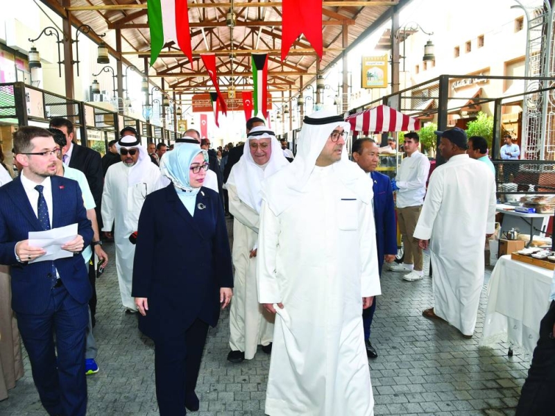 جولة في معرض المنتجات التركية على هامش افتتاح الجدارية الرمزية للعلاقات الثنائية