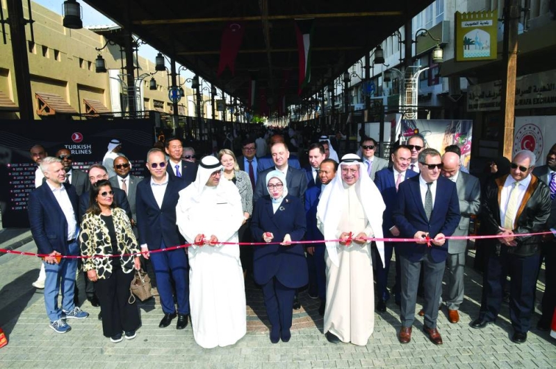  قص شريط افتتاح معرض المنتجات التركية في سوق المباركية