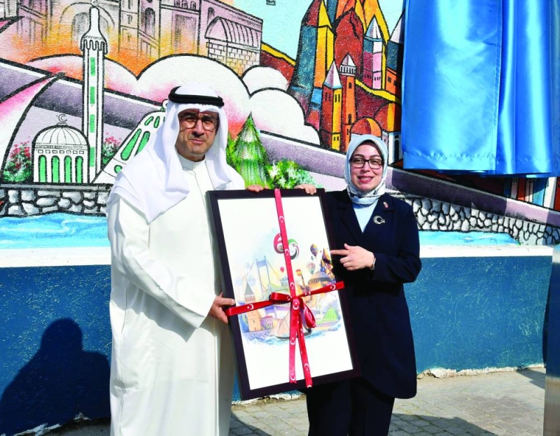 السفير صادق معرفي وسفيرة تركيا لدى الكويت طوبي سونمز