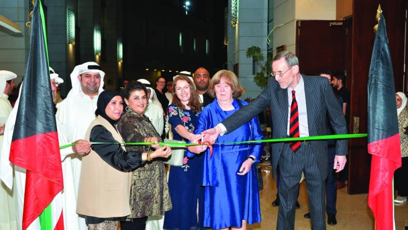 هالة البدر والسفيرة البريطانية وأحفاد ديكسون ودشتي والعازمي خلال افتتاح المعرض
(تصوير سعود سالم)