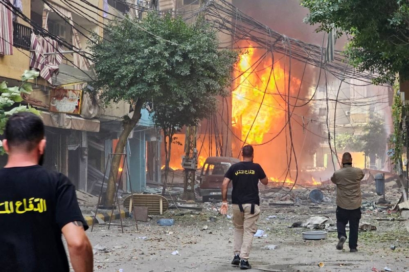 نيران الغارات الإسرائيلية على حارة حريك (أ ف ب)