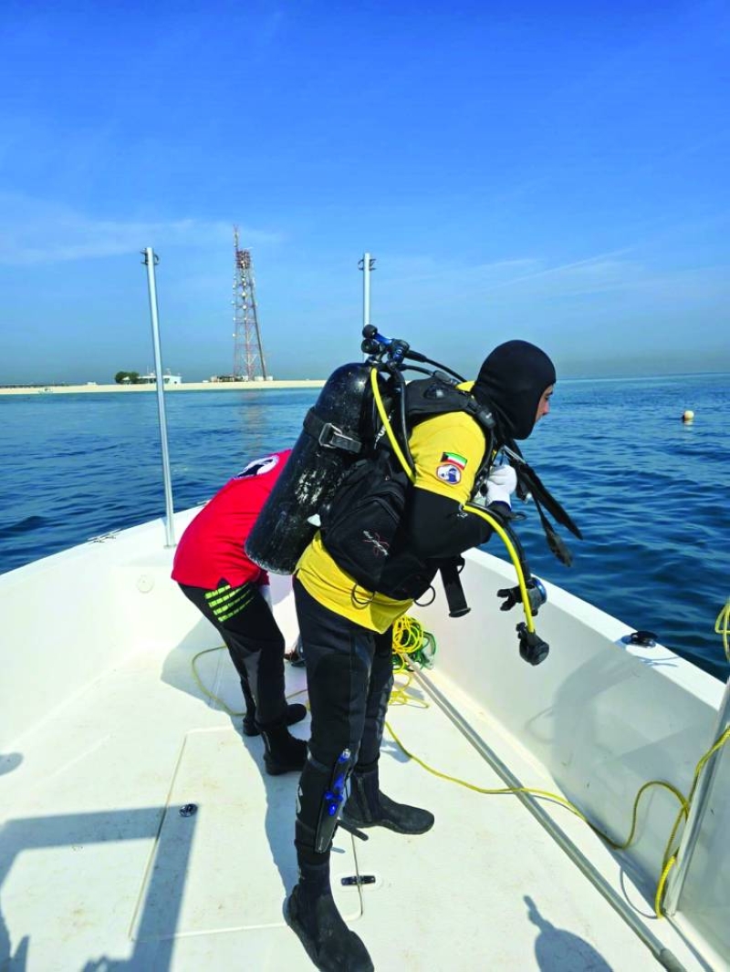 


استعداد عضو في «الغوص» لصيانة المرابط البحرية في «قاروه» 