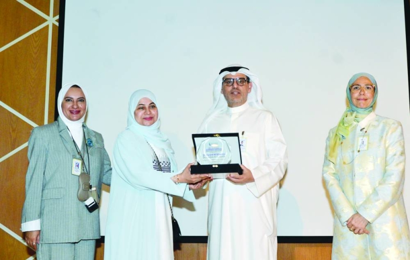 


رئيس مستشفيات السلام د. أيمن المطوع مُكرّماً د. فريال الخميس من سلطنة عُمان 