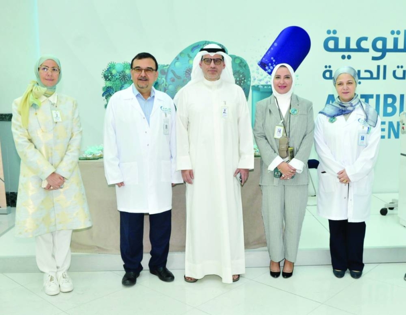 


أيمن المطوع وناصر بهبهاني ورغد الكاظمي وشيرين بدر ووضحى الفوزان	 (تصوير سعود سالم) 