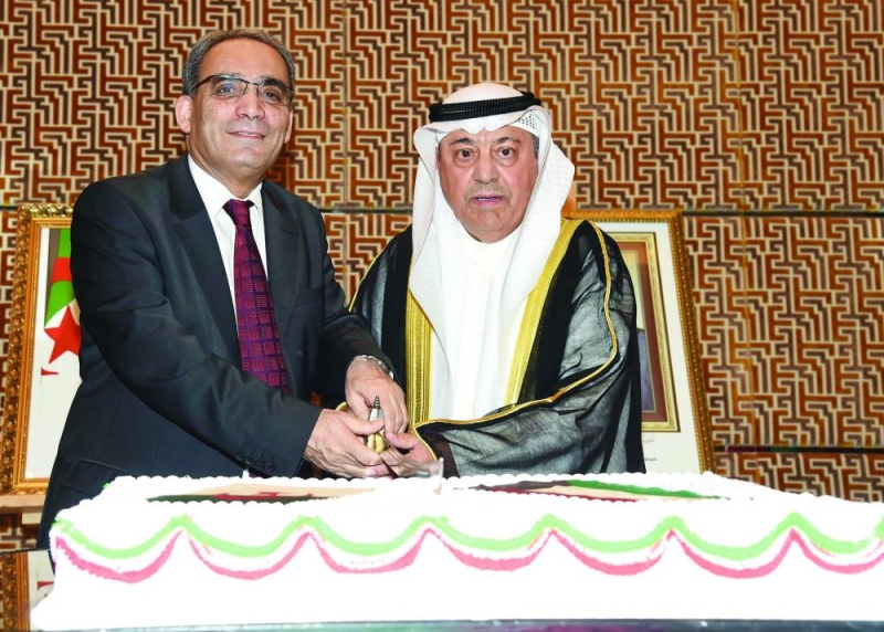 


وزير النفط والسفير الجزائري يقطعان قالب الحلوى 