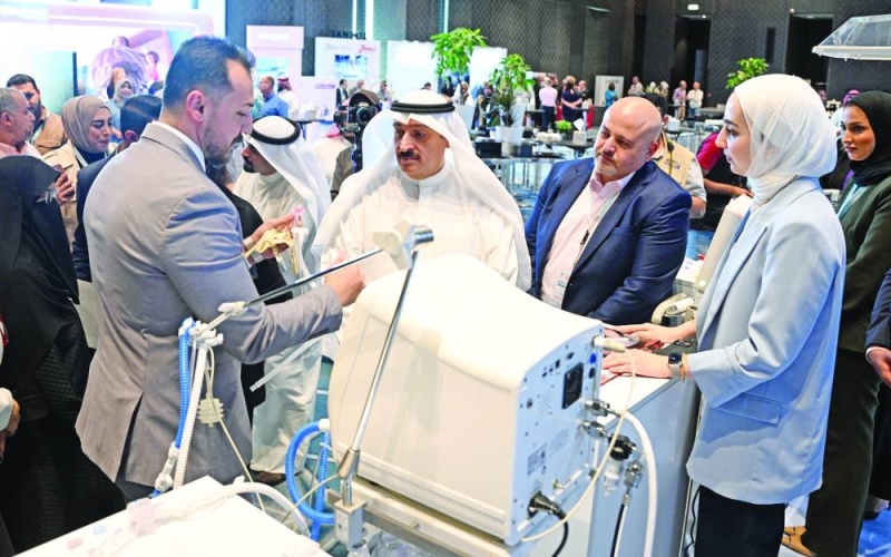 


وزير الصحة خلال جولته في المعرض المصاحب للمؤتمر 