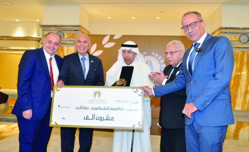 


تتويج «دار الشروق»	(تصوير سعود سالم) 