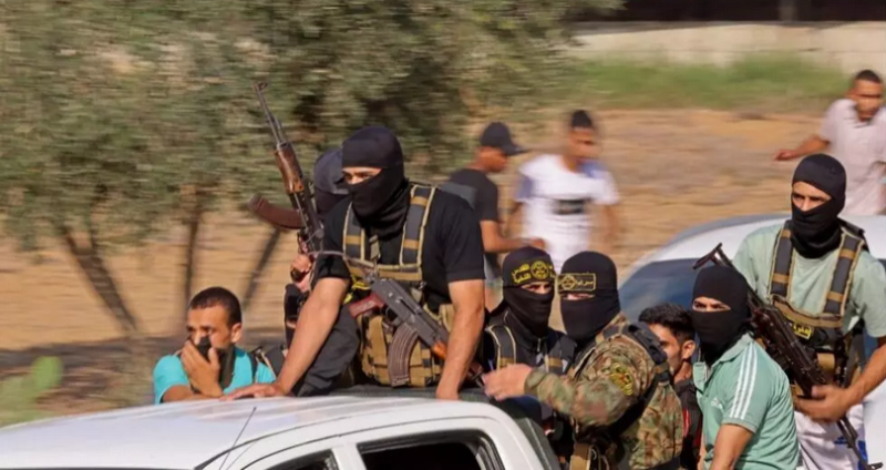 مسلحون من «حماس» قرب السياج الحدودي مع إسرائيل في 7 أكتوبر (أ ف )