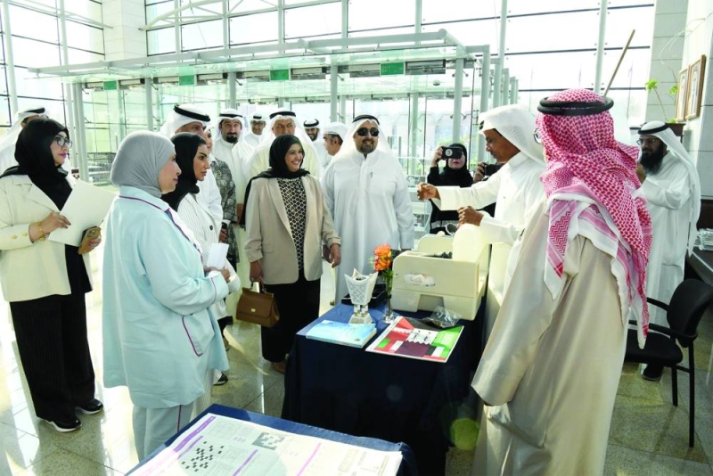 الحويلة تستمع لإحدى الجهات المشاركة بالمعرض المصاحب للفعالية