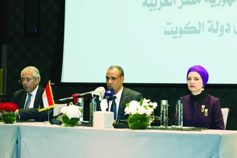 وزير الخارجية المصري متحدّثاً في المؤتمر الصحافي مساء أمس