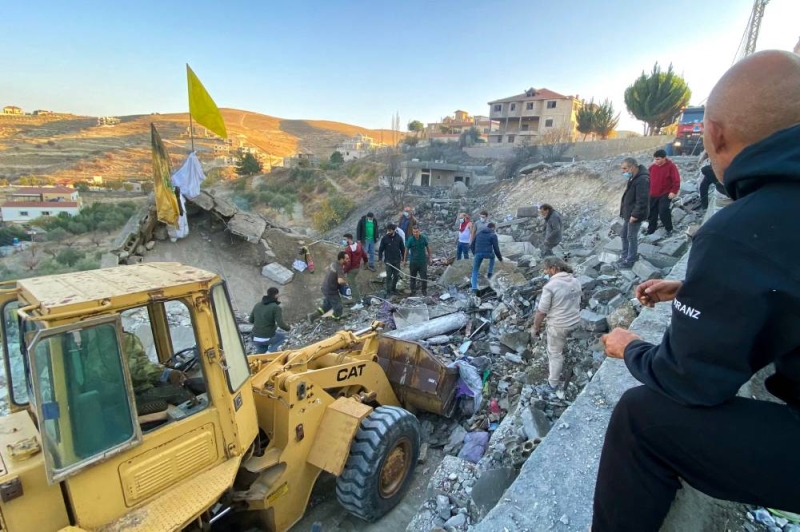 البحث عن ناجين تحت أنقاض قصف إسرائيلي لبلدة شمسطار البقاعية  (أ ف ب)