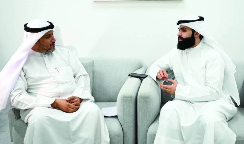 العلي متحدثاً للزميل تركي المغامس (تصوير نايف العقلة)