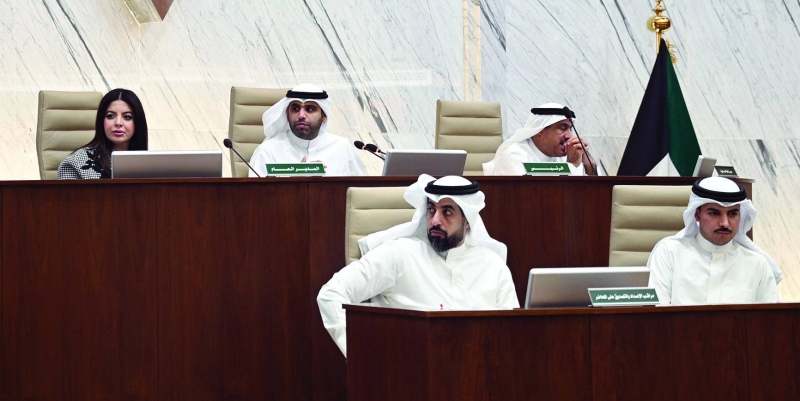 عبدالله المحري مُترئّساً الجلسة وإلى جواره منال العصفور (تصوير نايف العقلة)