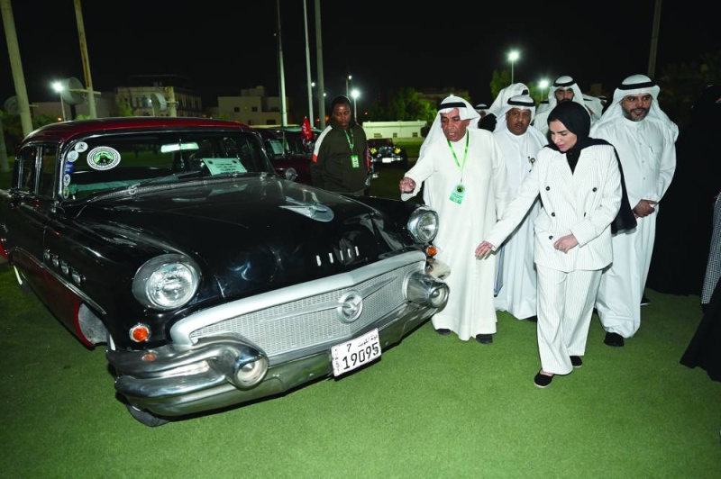 


الوزيرة في جناح السيارات الكلاسيكية بالمعرض 