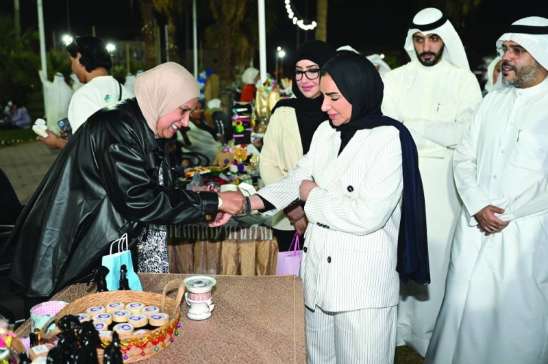 تقديم هدية للوزيرة الحويلة (تصوير أسعد عبدالله)