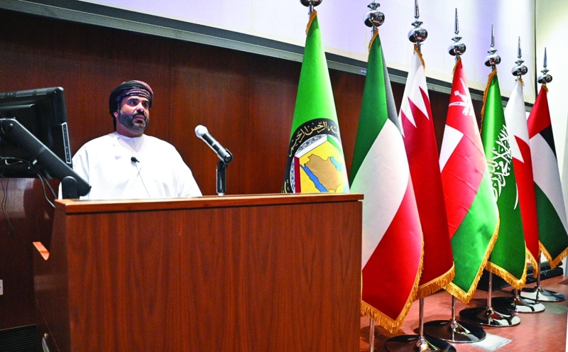 سالم العمري يتحدث في المحاضرة (تصوير نايف العقلة)