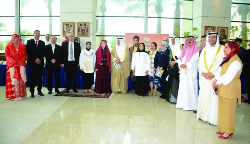 عدد من المشاركين في الاحتفالية في لقطة جماعية 