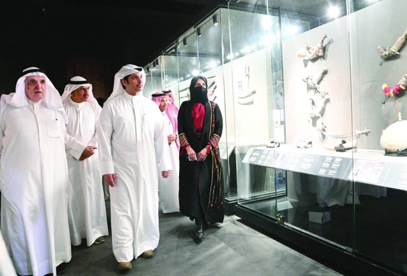 


المطيري والحبشي خلال الجولة بمتحف السلاح 