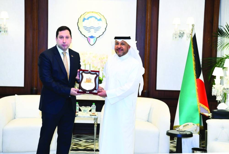 محافظ الفروانية خلال استقباله السفير الصربي