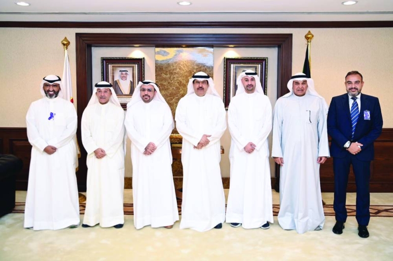 محافظ حولي متوسطاً ممثلي بنك وربة