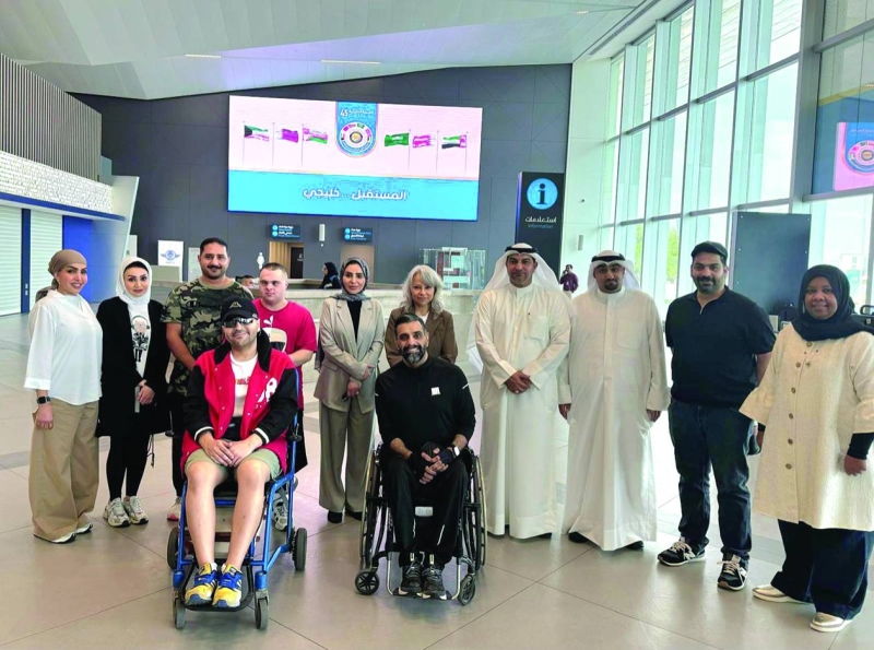 الحويلة خلال توديعها الوفد في صالة المطار