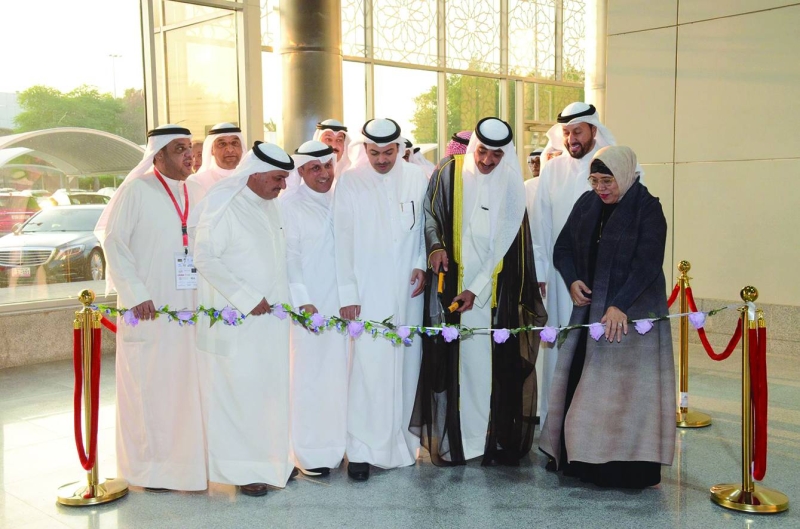 بوشهري يقص شريط افتتاح معرض «حلالي» 