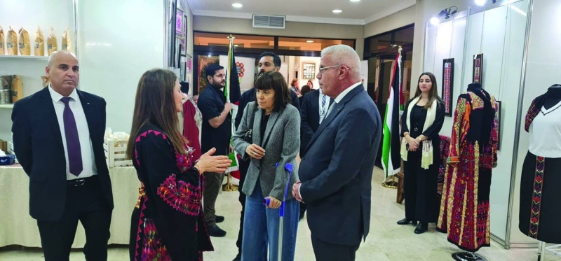 طهبوب والسفيرة الأميركية خلال جولة في المعرض