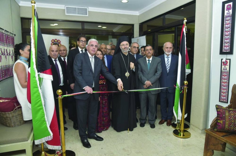 السفير طهبوب وضيوفه خلال قص شريط افتتاح المعرض (تصوير نايف العقلة)