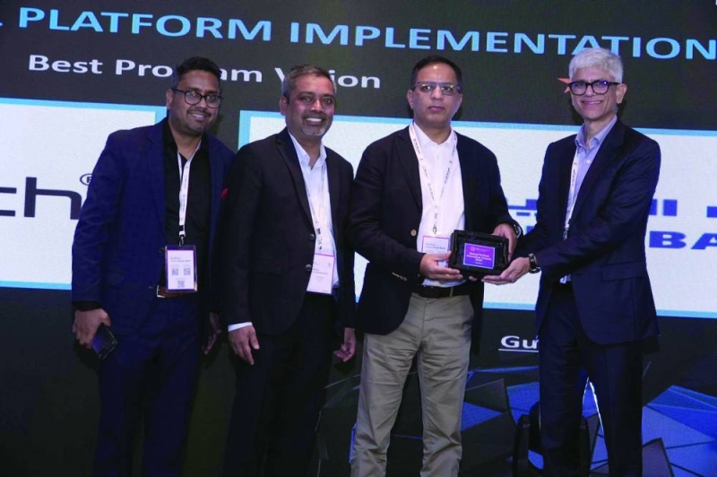 


تيواري مُتسلّماً الجائزة 