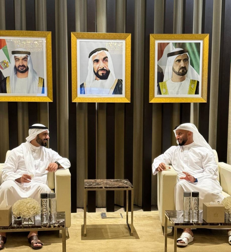  الشيخ مبارك الفهد وآل حامد خلال اللقاء