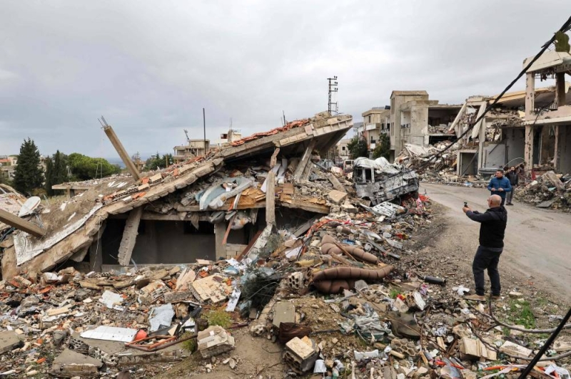 سكان يتفقدون الدمار في بلدة زبقين جنوب لبنان أمس (أ ف ب)
  