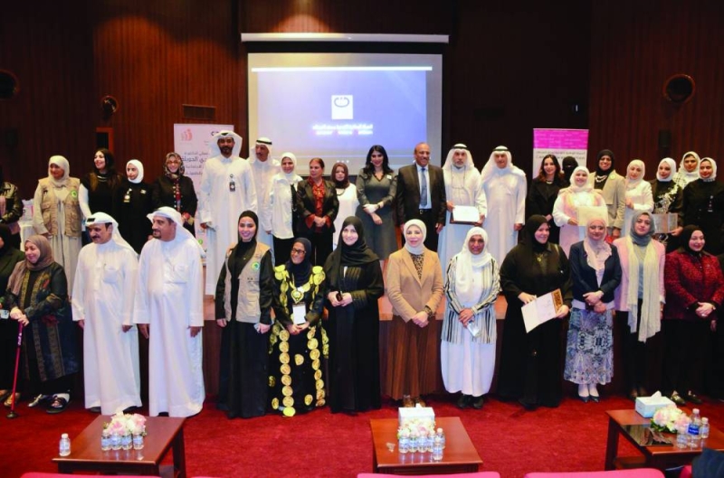  الصالح والشاهين في لقطة جماعية مع الحضور 