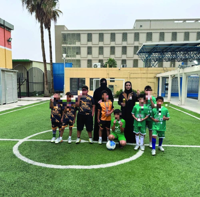 


أعضاء الفريقين مع مشرفتين من دار الرعاية 