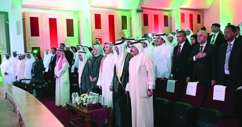 الحضور وقوفاً خلال عزف موسيقى السلام الوطني (تصوير نايف العقلة)