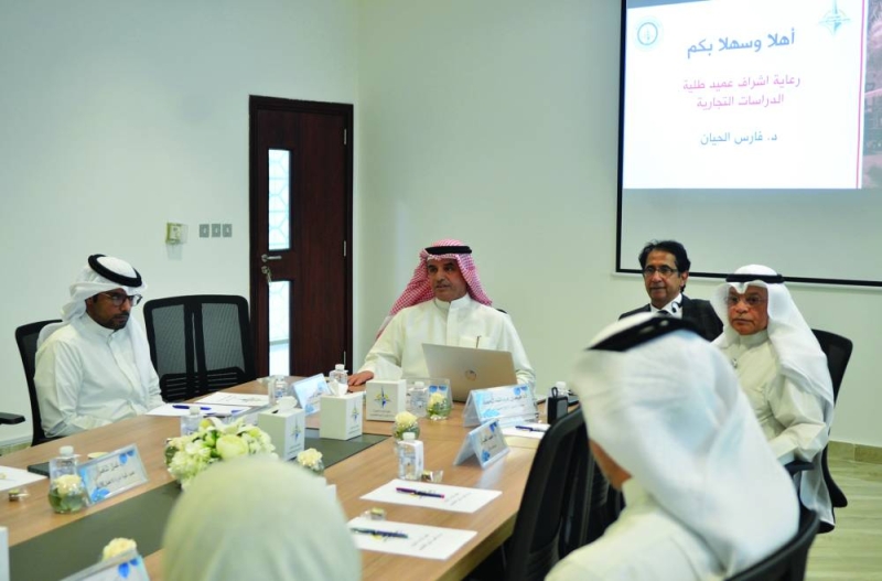 مسؤولو كلية الدراسات التجارية في اللقاء (تصوير سعود سالم)