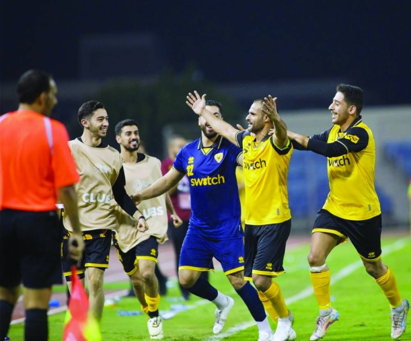 


لاعبو القادسية يحتفون بالمطوع بعد هدفه في مرمى الرفاع

 