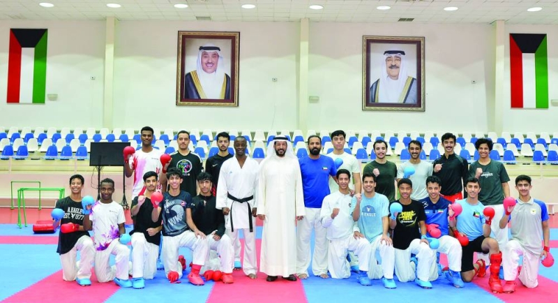 الديحاني متوسطاً منتخب الكراتيه (تصوير سعود سالم)
