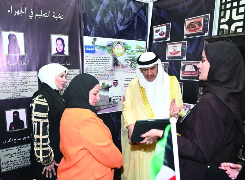 المحافظ خلال جولته بالمعرض