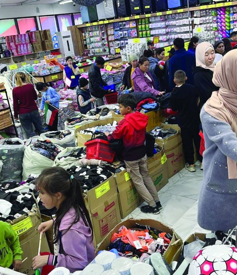 جانب من توزيع الكسوة الشتوية 