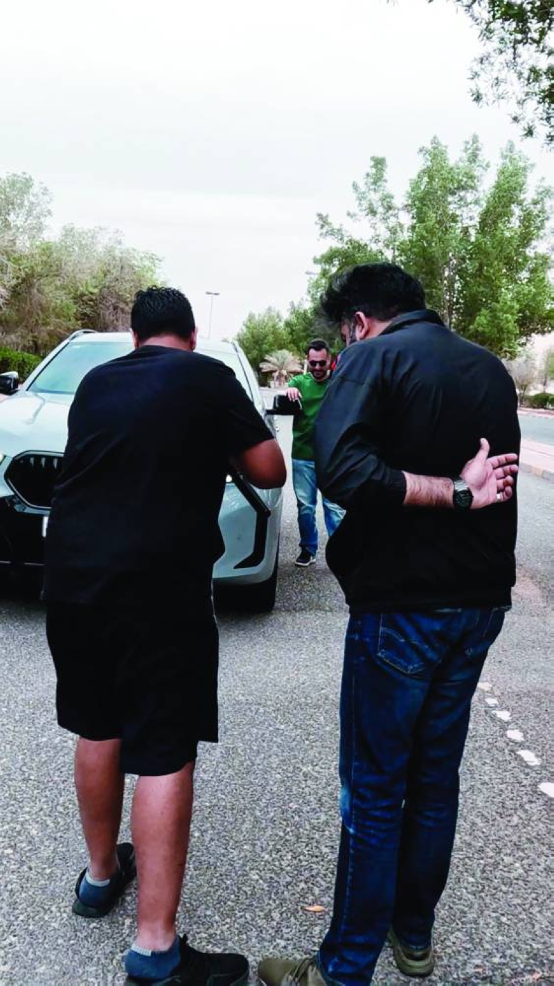 


المخرج يتابع مجريات التصوير أولاً بأول 