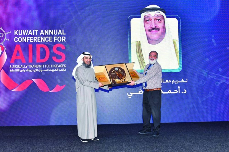 تكريم الدكتور عبدالرحمن المطيري نيابة عن وزير الصحة