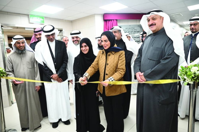 قص شريط افتتاح المركز (تصوير نايف العقلة)